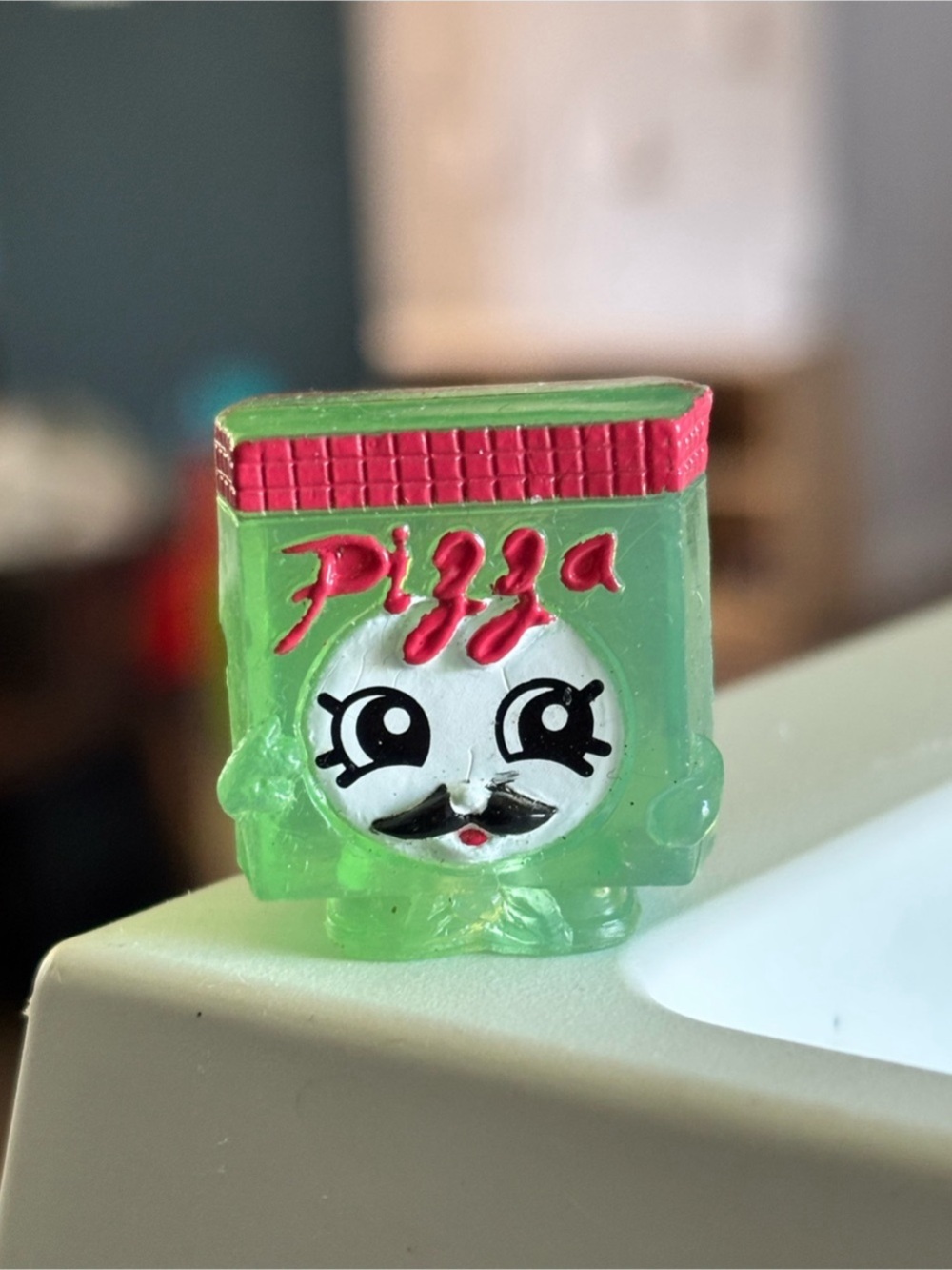 Moose Toys Shopkins Pa' Pizza (Green Translucent Special Edition) & Pink Decor